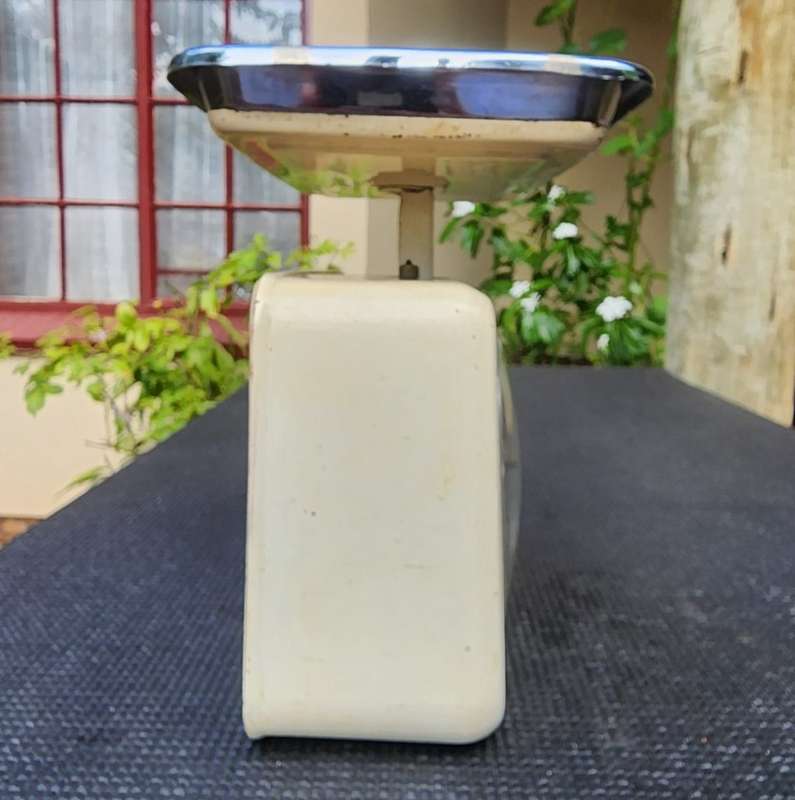 VINTAGE 1950S-1960S GERMAN MADE TOWER WHITE METAL KITCHEN SCALE WITH CHROMED TOP DISH