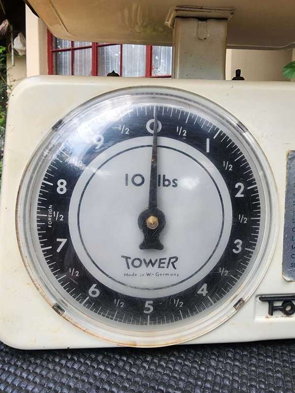 VINTAGE 1950S-1960S GERMAN MADE TOWER WHITE METAL KITCHEN SCALE WITH CHROMED TOP DISH
