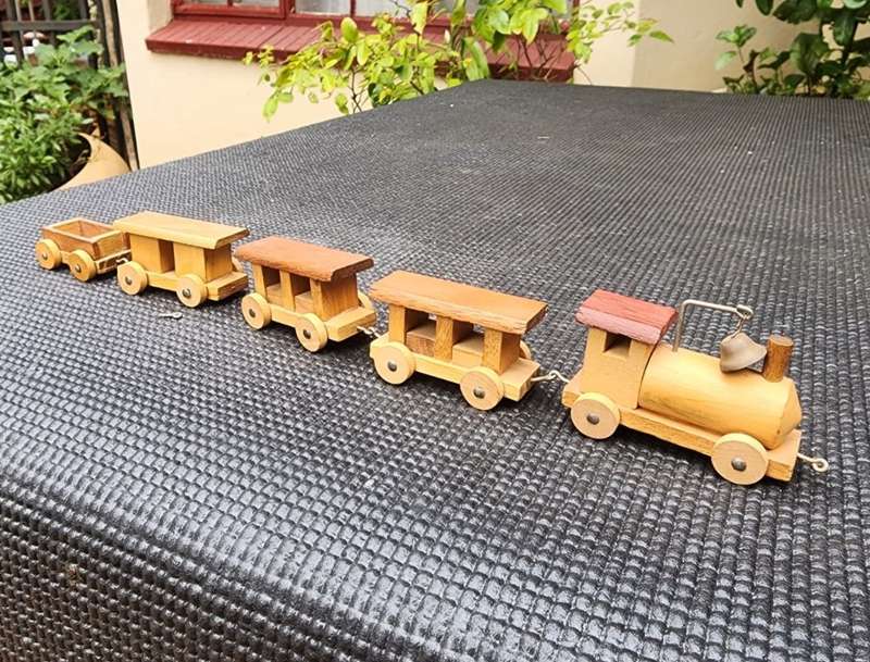 VINTAGE 1970S LOQUAI HOLZKUNST GERMANY 5 PIECE WOODEN FREIGHT TRAIN SET