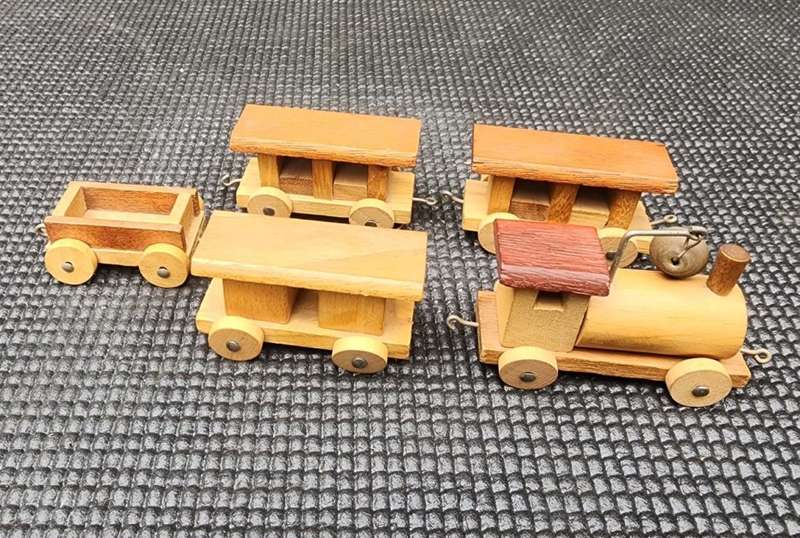 VINTAGE 1970S LOQUAI HOLZKUNST GERMANY 5 PIECE WOODEN FREIGHT TRAIN SET