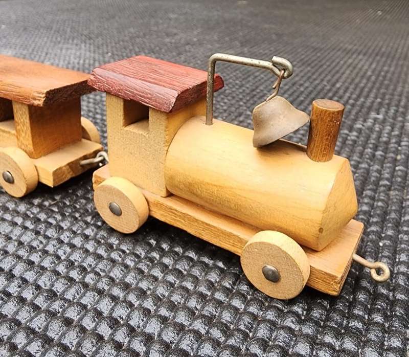VINTAGE 1970S LOQUAI HOLZKUNST GERMANY 5 PIECE WOODEN FREIGHT TRAIN SET