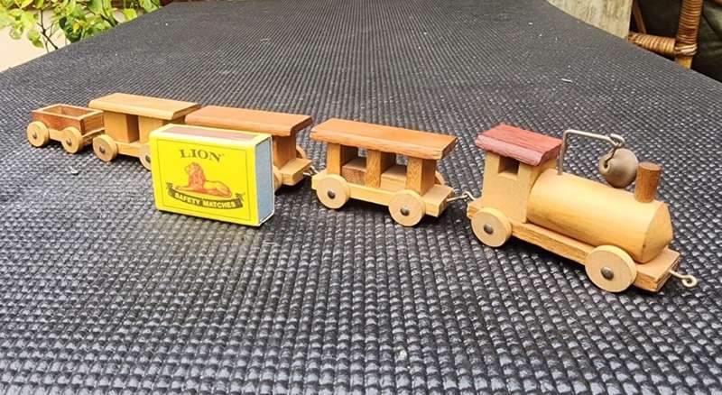 VINTAGE 1970S LOQUAI HOLZKUNST GERMANY 5 PIECE WOODEN FREIGHT TRAIN SET