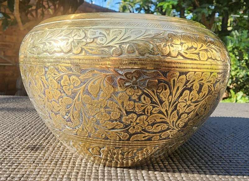 Exquisitely Floral Engraved Vintage Brass Bowl with S.M. Made in India Dot Prick Marks Heavy 1.1kg