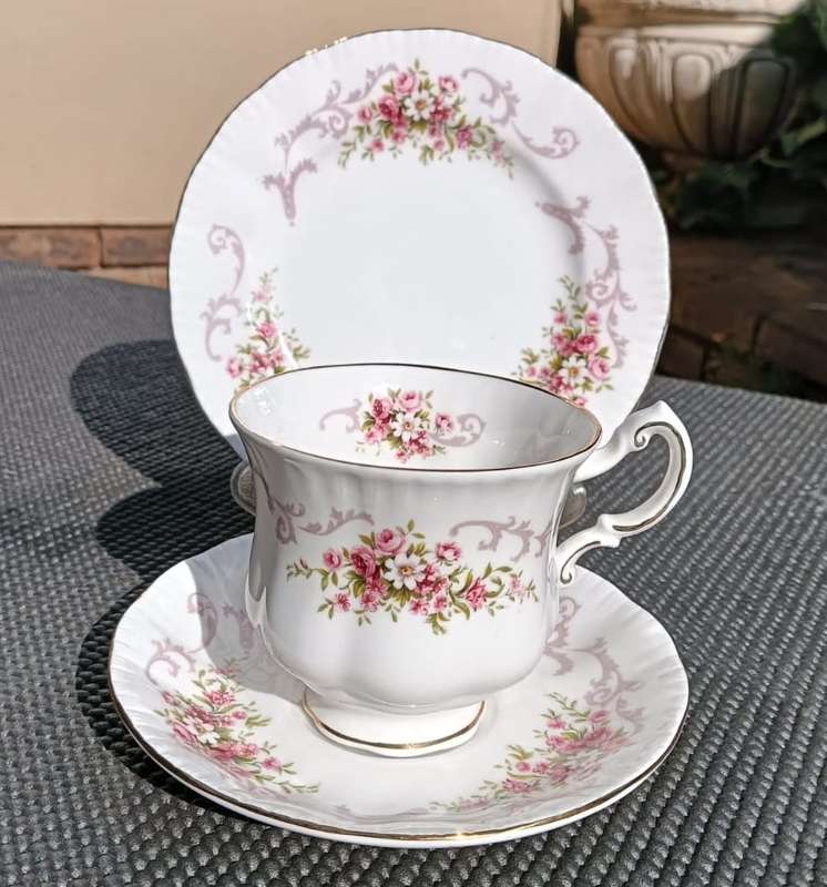 PARAGON ENGLAND 1950S ROSE BOUQUET PATTERN TRIO NO 1 BY APPOINTMENT QUEEN ELIZABETH II