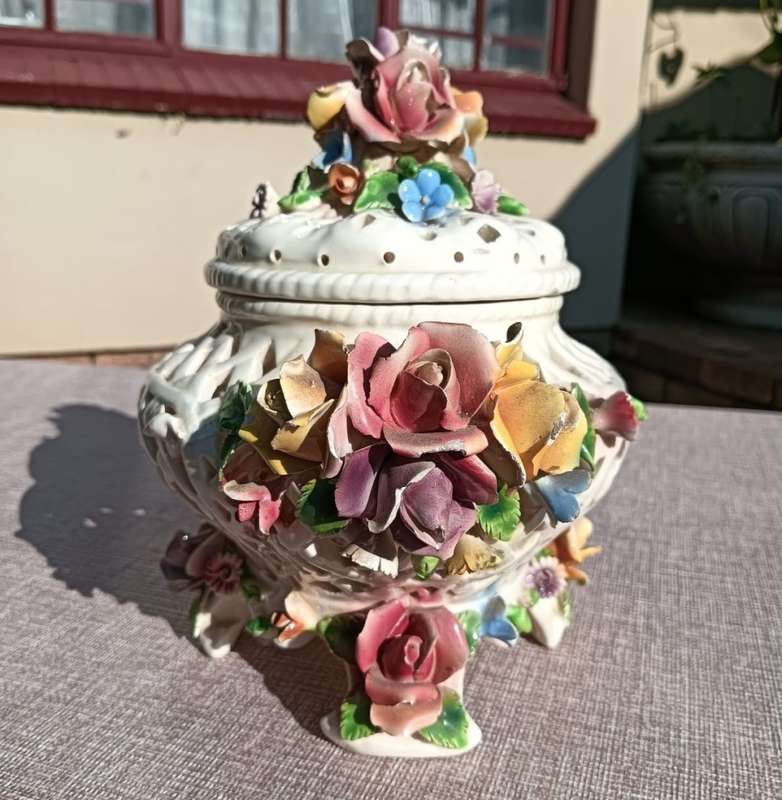 Eye Catching Capodimonte Style Vintage Flower Potpourri Pot