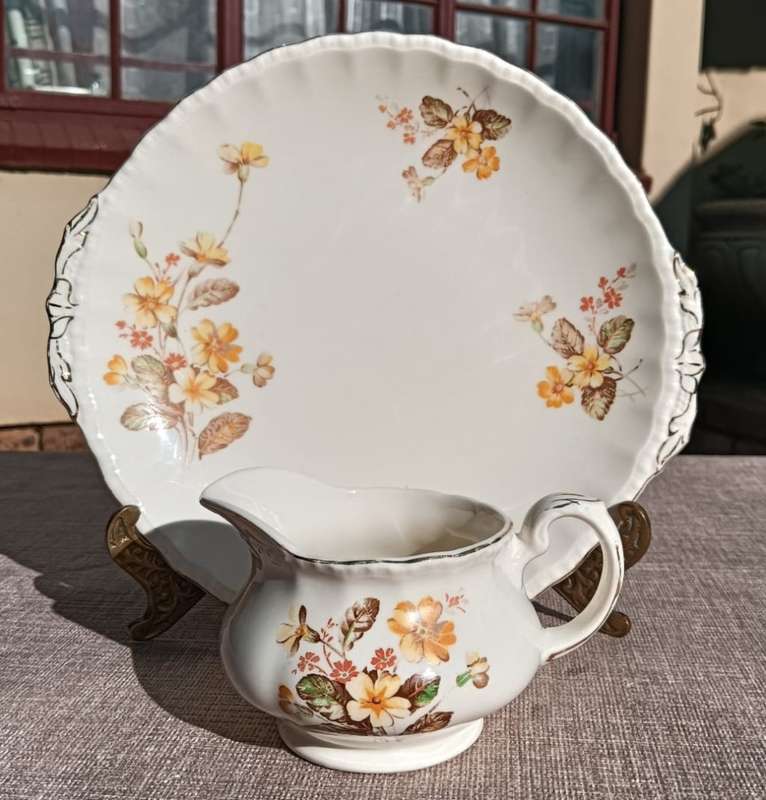 GRINDLEY ENGLAND CREAM PETAL SERIES 1950S WINDERMERE YELLOW JUBILEE PATTERN MILK PITCHER AND PLATE