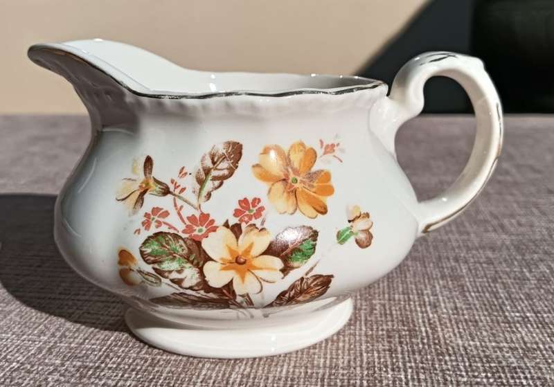 GRINDLEY ENGLAND CREAM PETAL SERIES 1950S WINDERMERE YELLOW JUBILEE PATTERN MILK PITCHER AND PLATE