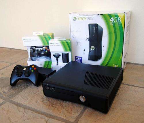 Xbox 360 4GB console + Extra Controller & Recharge Kit
