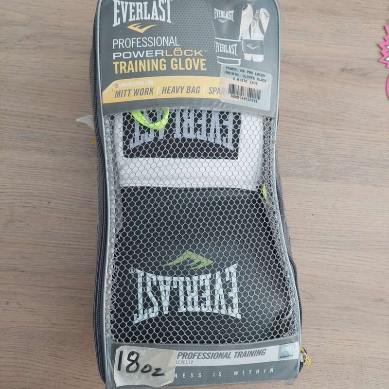 Everlast PowerLock Pro Laced Training Gloves - Black & White - 18 oz