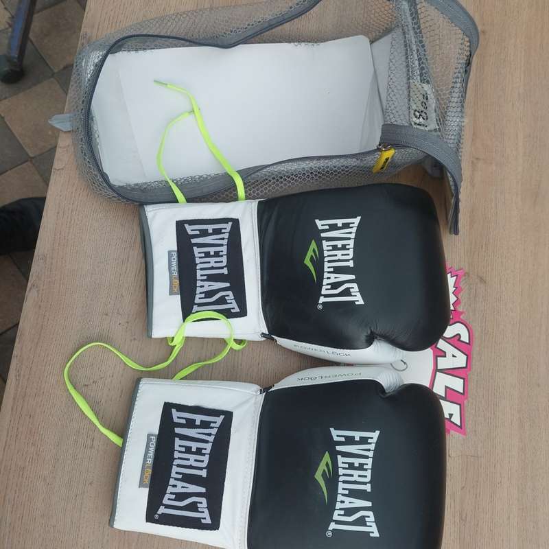 Everlast PowerLock Pro Laced Training Gloves - Black & White - 18 oz