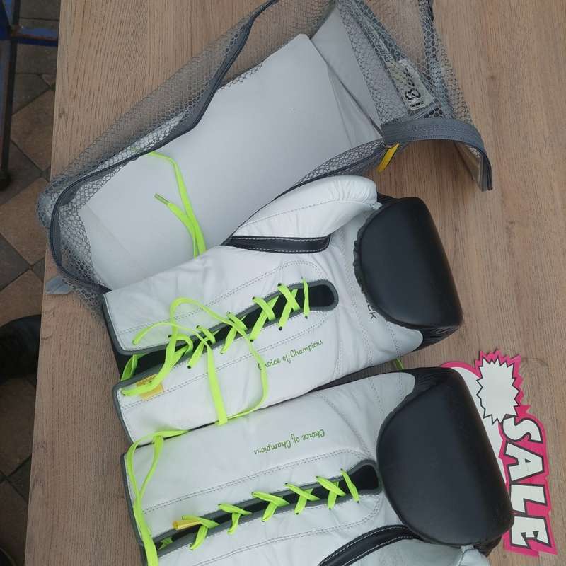 Everlast PowerLock Pro Laced Training Gloves - Black & White - 18 oz