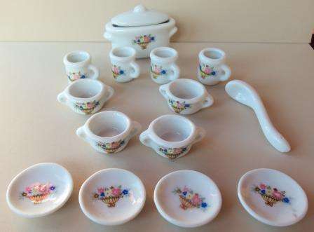 MINIATURE PORCELAIN SOUP TUREEN SET
