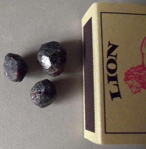 SEMI-PRECIOUS STONES - GARNETS (PYROPE)