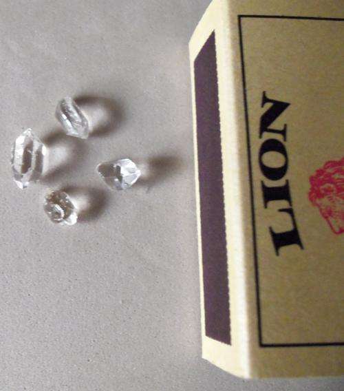 SEMI-PRECIOUS STONES - QUARTZ CRYSTALS