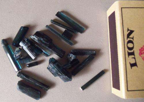SEMI-PRECIOUS STONES - TOURMALINE CRYSTALS