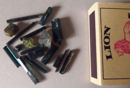 SEMI-PRECIOUS STONES - TOURMALINE CRYSTALS