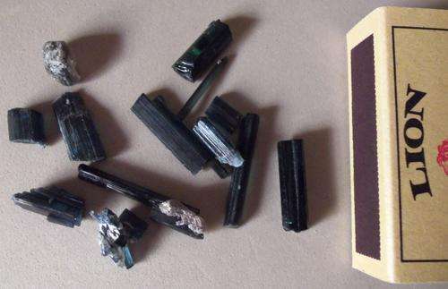 SEMI-PRECIOUS STONES - TOURMALINE CRYSTALS