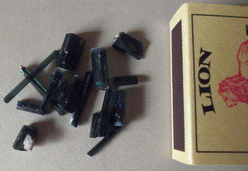 SEMI-PRECIOUS STONES - TOURMALINE CRYSTALS
