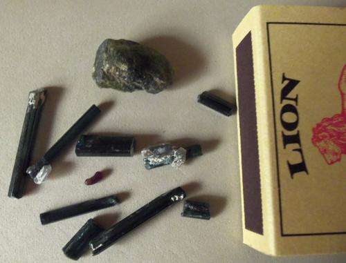 SEMI-PRECIOUS STONES - TOURMALINE CRYSTALS