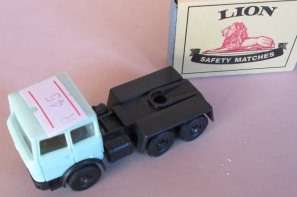 HO SCALE - LIMA ITALY - PLASTIC LIGHT GREEN TRUCK HORSE