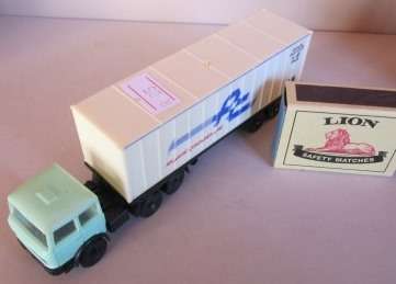 HO SCALE - LIMA ITALY - PLASTIC LIGHT GREEN TRUCK HORSE AND CONTAINER LOAD