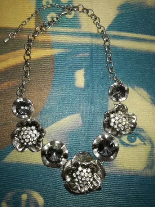 Silver plated flower stunning necklace. simm Diamonds