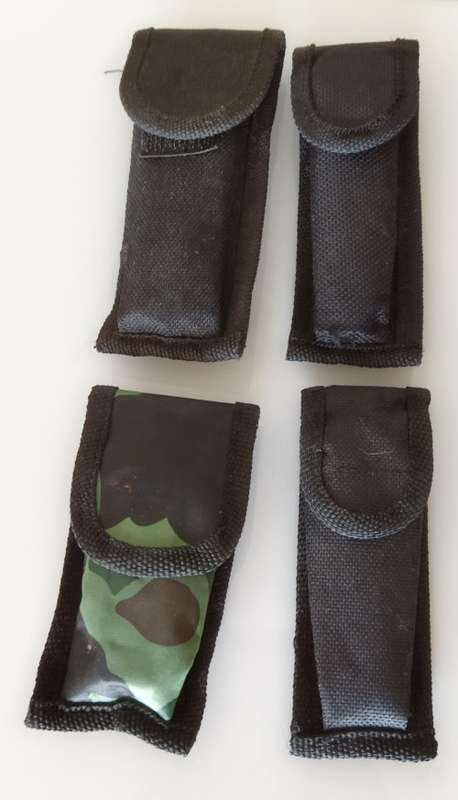 4 x Knives with pouches