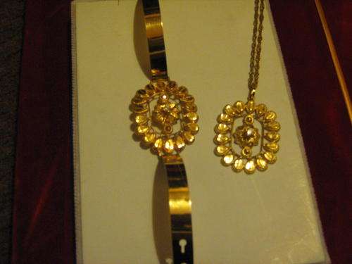 18 CARAT PURE GOLD EXQUISITE PENDANT WITH BRACELET BRAND NEW UP FOR GRABS!!!