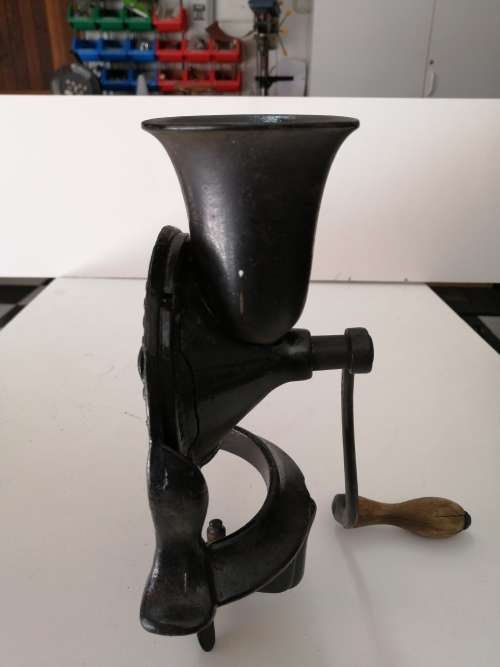 No. 1 Snye & Co Coffee grinder - small crack
