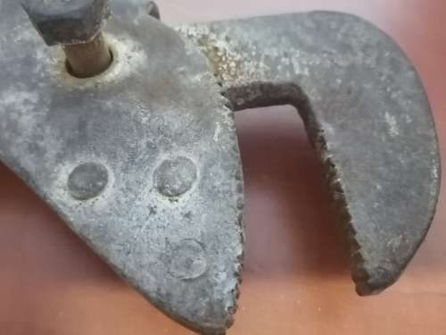 Foot print wrench