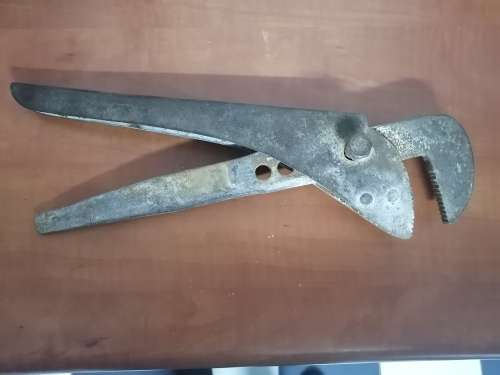 Foot print wrench