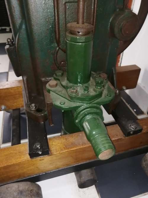National pump power head complete with pump and display trolley