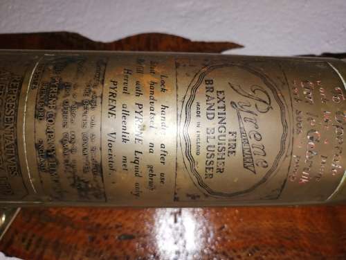 Fireextinguisher mounted on piece of Olienwood