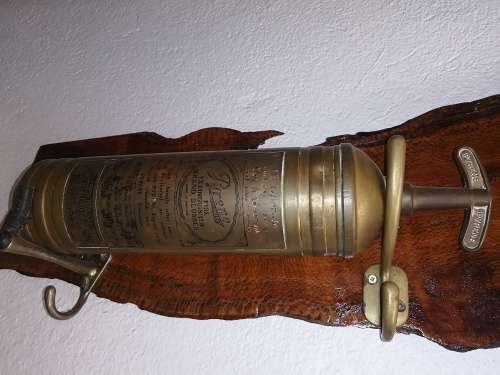Fireextinguisher mounted on piece of Olienwood