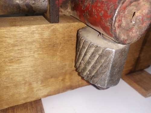 Tool to press wooden floor planks together when doing installation