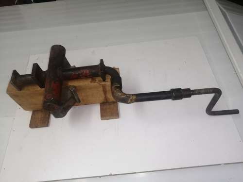 Tool to press wooden floor planks together when doing installation
