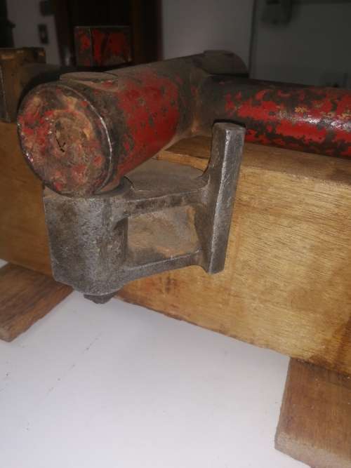 Tool to press wooden floor planks together when doing installation