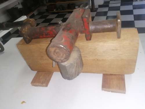 Tool to press wooden floor planks together when doing installation