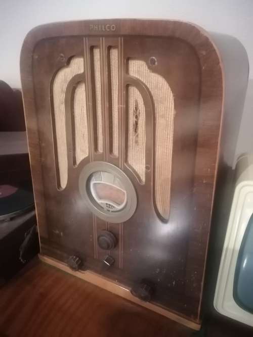 Philco radio 1930`s in working condition - do have some wear and tear