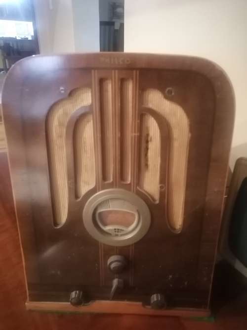 Philco radio 1930`s in working condition - do have some wear and tear