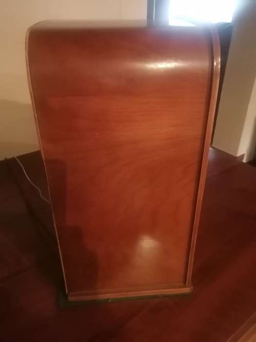 Philco radio 1930`s in working condition - do have some wear and tear