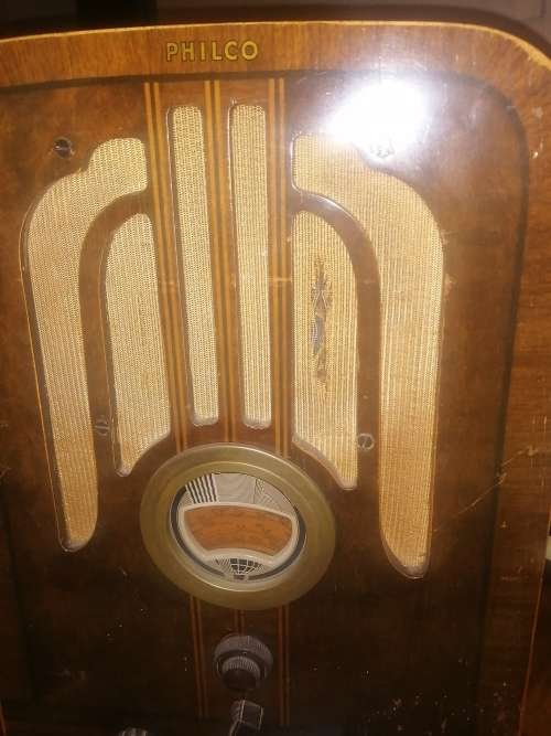 Philco radio 1930`s in working condition - do have some wear and tear