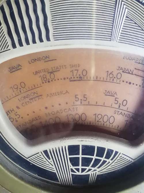 Philco radio 1930`s in working condition - do have some wear and tear