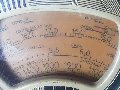 Philco radio 1930`s in working condition - do have some wear and tear