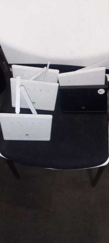5 X Huawei WIFI Routers, 4G/5G LTE, Chargers tested working, WIFI connection , Business Use,