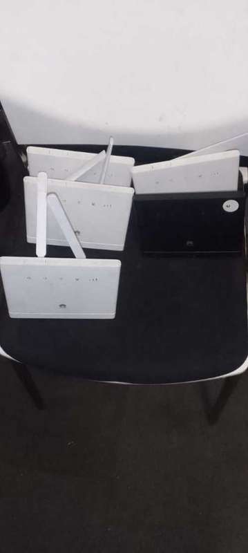 5 X Huawei WIFI Routers, 4G/5G LTE, Chargers tested working, WIFI connection , Business Use,