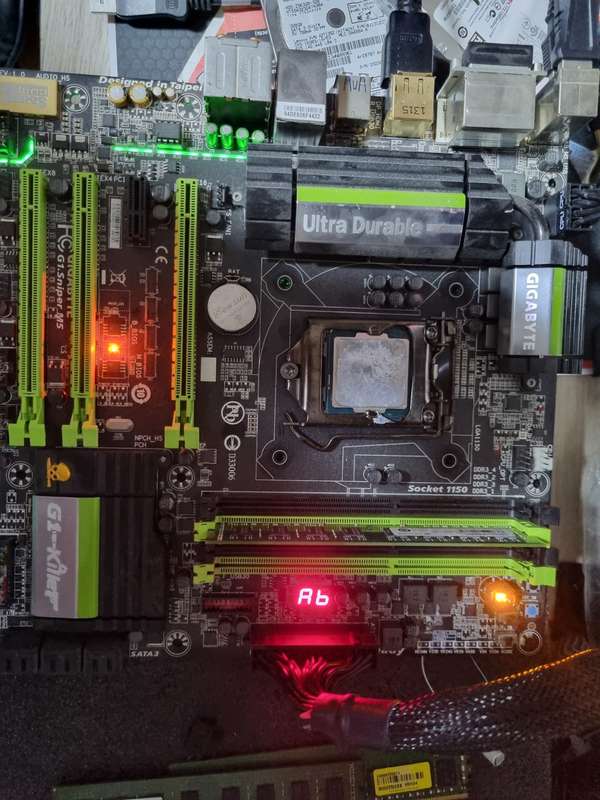 Gigabyte G1.Sniper M5 motherboard please read