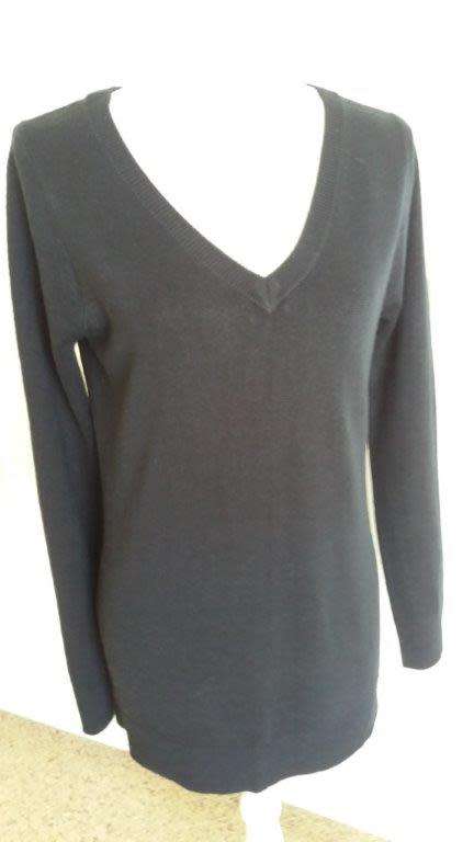 NAVY V-NECK SWEATER