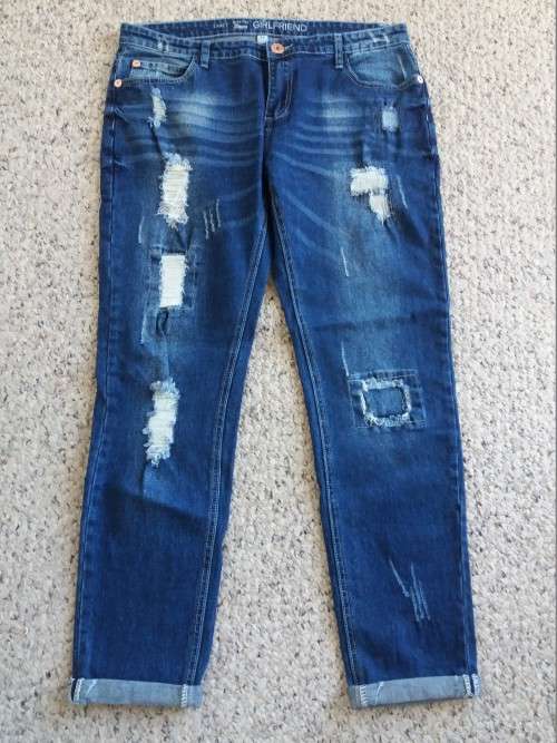 DISTRESSED GIRLFRIEND JEANS