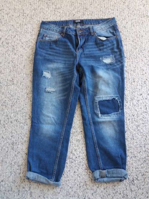 DISTRESSED JEANS